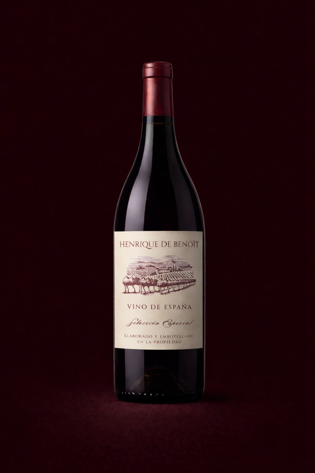Vino de pueblo de Carabaña, en Madrid. Tres parcelas componen el paraje, donde en cada uno encontramos diferentes variedades. Tempranillo de Madrid, Syrah traída a Madrid por Carlos Falcó y Graciano del pueblo de Labastida que trajo mi abuelo para plantarlo en Madrid. El único Graciano elaborado en Madrid. Elaborando de forma tradicional y genuina con tres maderas diferentes. Roble Americano, Roble Francés y Roble Húngaro. Coupage de manera antigua en tinaja de barro y 5 años de botella en bodega.