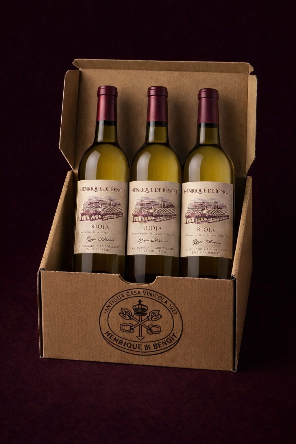 Viñedo en el pueblo de Labastida. Rioja Alavesa. Tempranillo Blanco y Viura conforman esta elaboración única. Botellas Henrique de Benoit Bodega. Antigua Casa Vinícola. Bodega familiar desde 1927