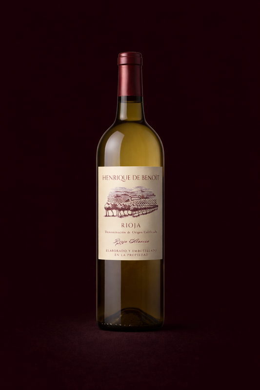 Botella Los Gallegos 
Bodega Henrique de Benoit.
Vino de Parcela.
Viura y Tempranillo Blanco.
El tempranillo blanco es una variedad moderna, encontrada por un viticultor en Murillo del Río Leza en el año 1988, por una mutación espontánea del Tempranillo Tinto. La denominación de origen facilitó su selección clonal y en 2007 empezaron a plantarla en Rioja. 
En nuestra familia lleva desde el año 2009 y la elaboramos de manera tradicional como la Viura.