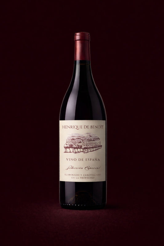 Vino de pueblo de Carabaña, en Madrid. Tres parcelas componen el paraje, donde en cada uno encontramos diferentes variedades. Tempranillo de Madrid, Syrah traída a Madrid por Carlos Falcó y Graciano del pueblo de Labastida que trajo mi abuelo para plantarlo en Madrid. El único Graciano elaborado en Madrid. Elaborando de forma tradicional y genuina con tres maderas diferentes. Roble Americano, Roble Francés y Roble Húngaro. Coupage de manera antigua en tinaja de barro y 5 años de botella en bodega. 