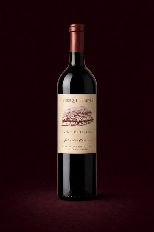 Añada 2021. Vino de una parcela de 0,9 hectáreas donde la roca arropa la cepa y el sol la calienta. Un vino singular del pueblo de Carabaña en la provincia de Madrid. Merlot traído de la bodega Vega Sicilia a través de una selección masal realizada en los años ochenta por mi abuelo y gracias a la familia Newman. Un vino exclusivo de Madrid. Elaborando como antiguamente en foudres de madera.  Botella de la bodega Henrique de Benoît 